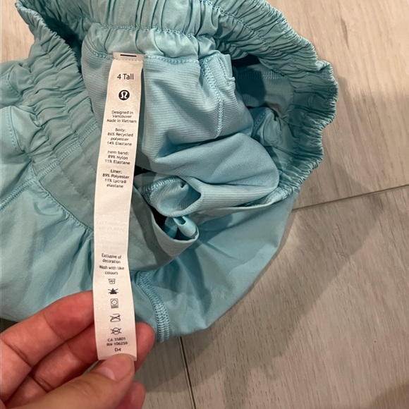 Lululemon icing blue shorts size 4 tall - Picture 2 of 6